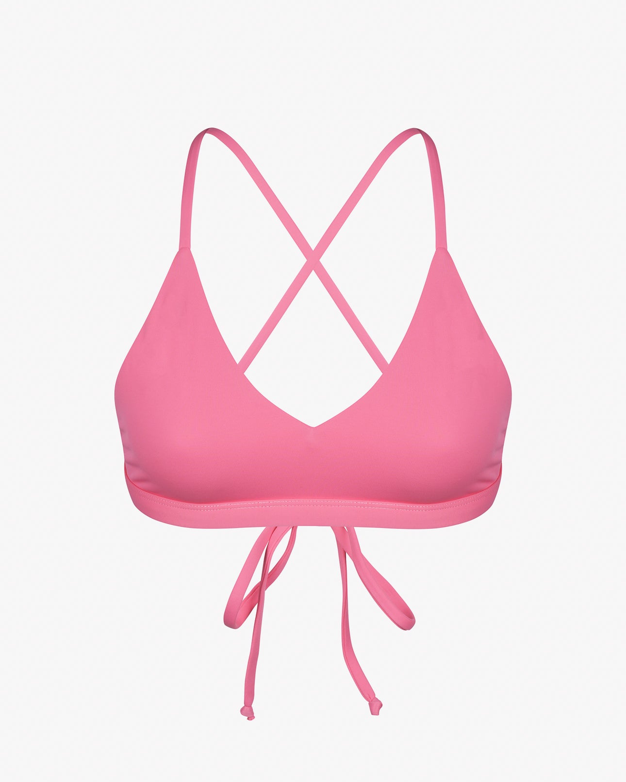 Das rosa Pasta-Bikini-Oberteil von Main Design hat dünne, überkreuzte Träger auf der Rückseite und eine Schleife vorne. Es besteht aus glattem, dehnbarem, chlorbeständigem Stoff und recycelten Materialien für eine bequeme Passform vor dem schlichten weißen Hintergrund.