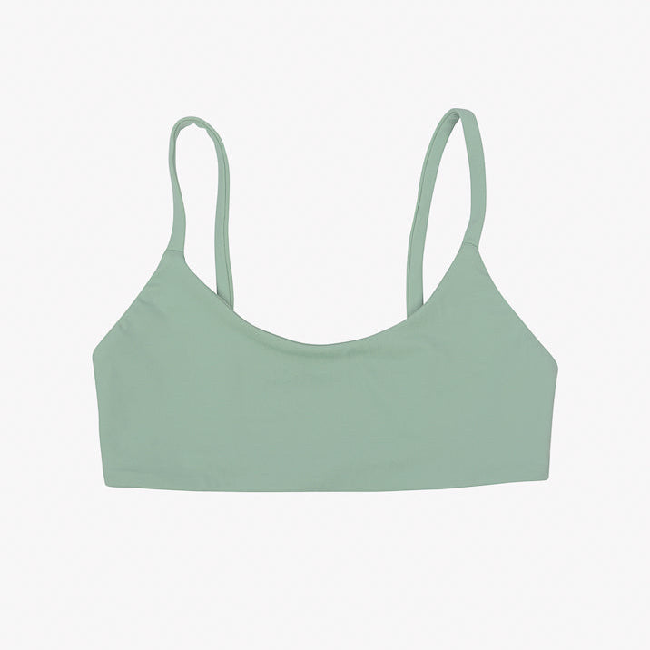 Das Sassy Bikini-Top von Main Design in Hellgrün mit dünnen Trägern und nahtlosem Schnitt, gefertigt aus recycelten Materialien, liegt auf weißem Hintergrund.