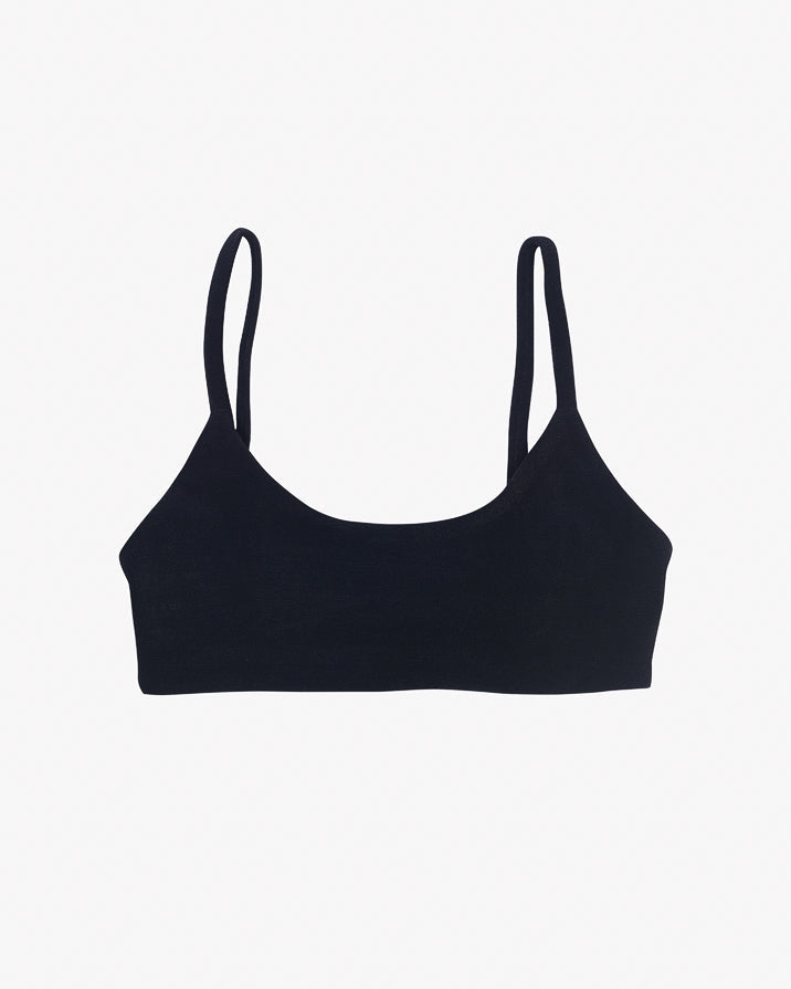 Das Sassy Bikini-Top von Main Design ist ein nahtloses schwarzes Bralette mit dünnen Trägern und U-Ausschnitt, gefertigt aus recycelten Materialien, vor einem schlichten weißen Hintergrund.