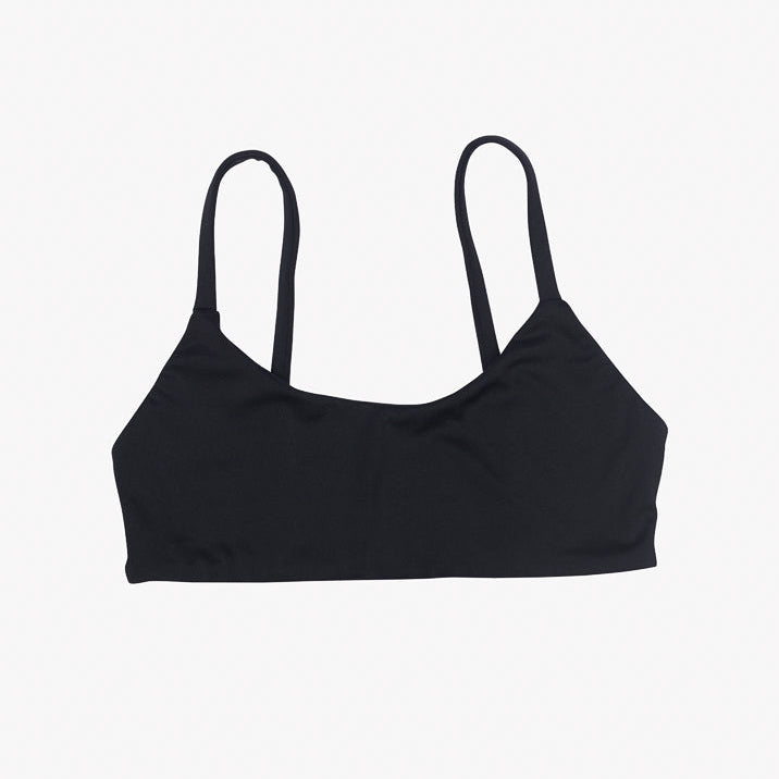 Das Sassy Bikini-Top von Main Design aus recycelten Materialien wird auf einem schlichten weißen Hintergrund präsentiert. Dieses schwarze Spaghettiträger-Bralette hat einen Rundhalsausschnitt und dünne Träger und bietet mit seinem nahtlosen Schnitt einen minimalistischen und eleganten Look.