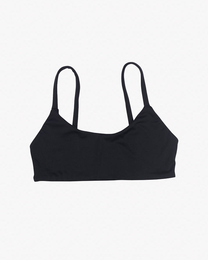 Das Sassy Bikini-Top von Main Design aus recycelten Materialien wird auf einem schlichten weißen Hintergrund präsentiert. Dieses schwarze Spaghettiträger-Bralette hat einen Rundhalsausschnitt und dünne Träger und bietet mit seinem nahtlosen Schnitt einen minimalistischen und eleganten Look.