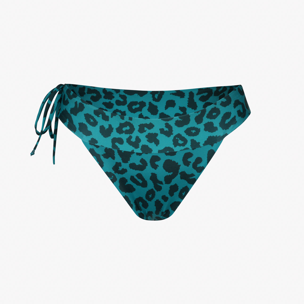 Die Serene Surf Bikinihose von Main Design besticht durch ein stilvolles türkisfarbenes Leopardenmuster mit seitlichen Schnüren auf der linken Seite. Sie besteht aus recycelten Materialien und zeigt unregelmäßige schwarze Punkte auf einem leuchtend blaugrünen Hintergrund aus chlorbeständigem Stoff.