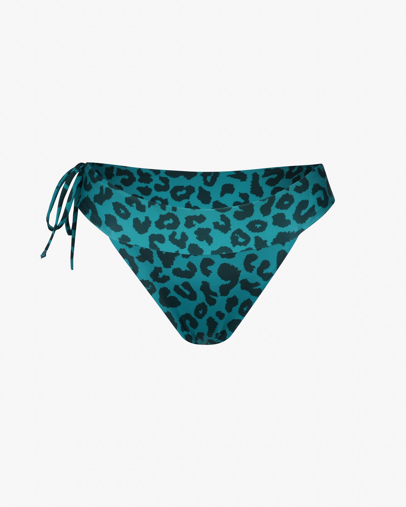 Die Serene Surf Bikinihose von Main Design besticht durch ein stilvolles türkisfarbenes Leopardenmuster mit seitlichen Schnüren auf der linken Seite. Sie besteht aus recycelten Materialien und zeigt unregelmäßige schwarze Punkte auf einem leuchtend blaugrünen Hintergrund aus chlorbeständigem Stoff.