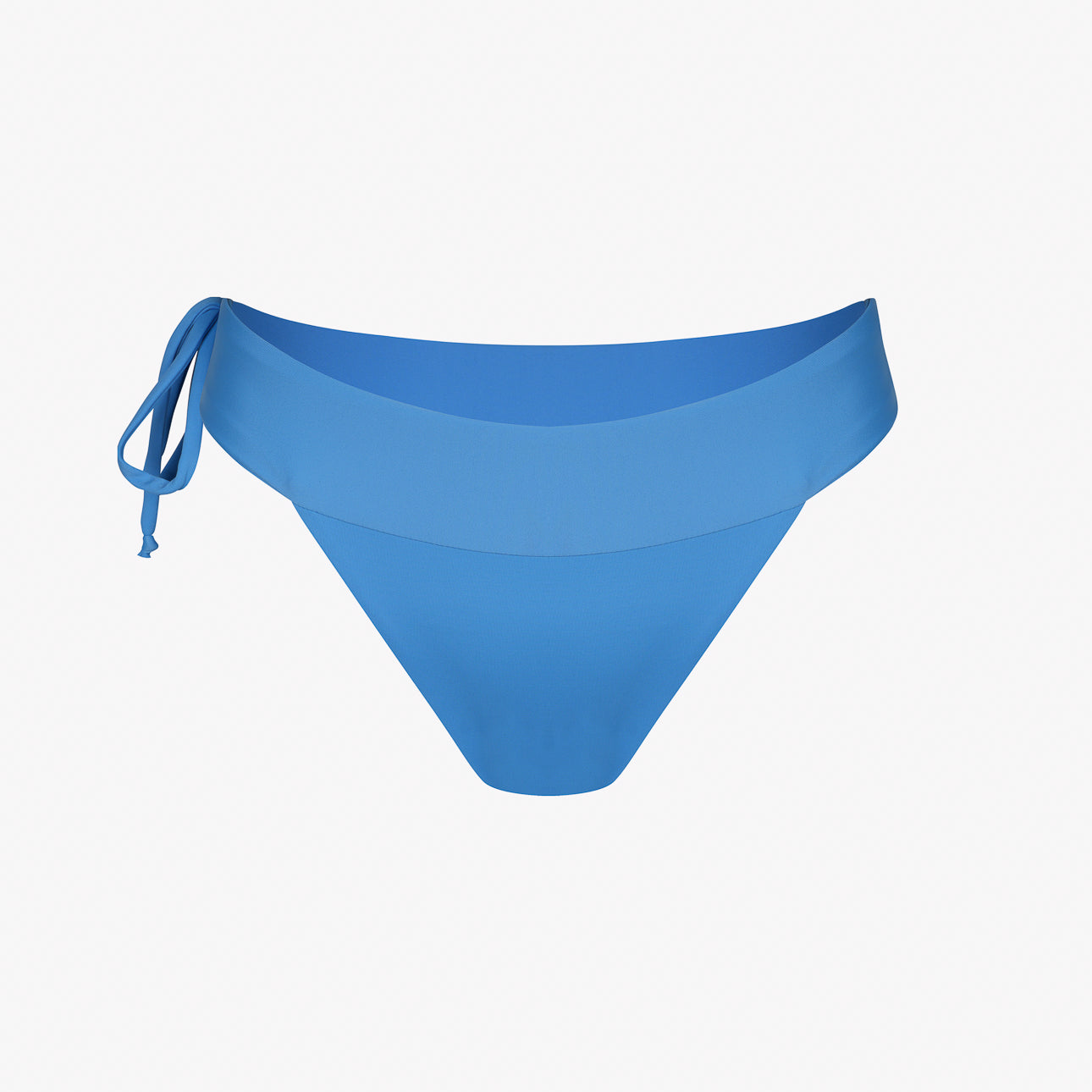 Die Serene Surf Bikinihose von Main Design hat einen seitlichen Bindegürtel links und besteht aus recycelten Materialien. Ihr glatter Stoff und ihr minimalistischer Stil zeichnen sich durch ein etwas breiteres Band am oberen Rand aus. Vor weißem Hintergrund unterstreicht sie ihren umweltfreundlichen Charme und ihre chlorbeständige Haltbarkeit.