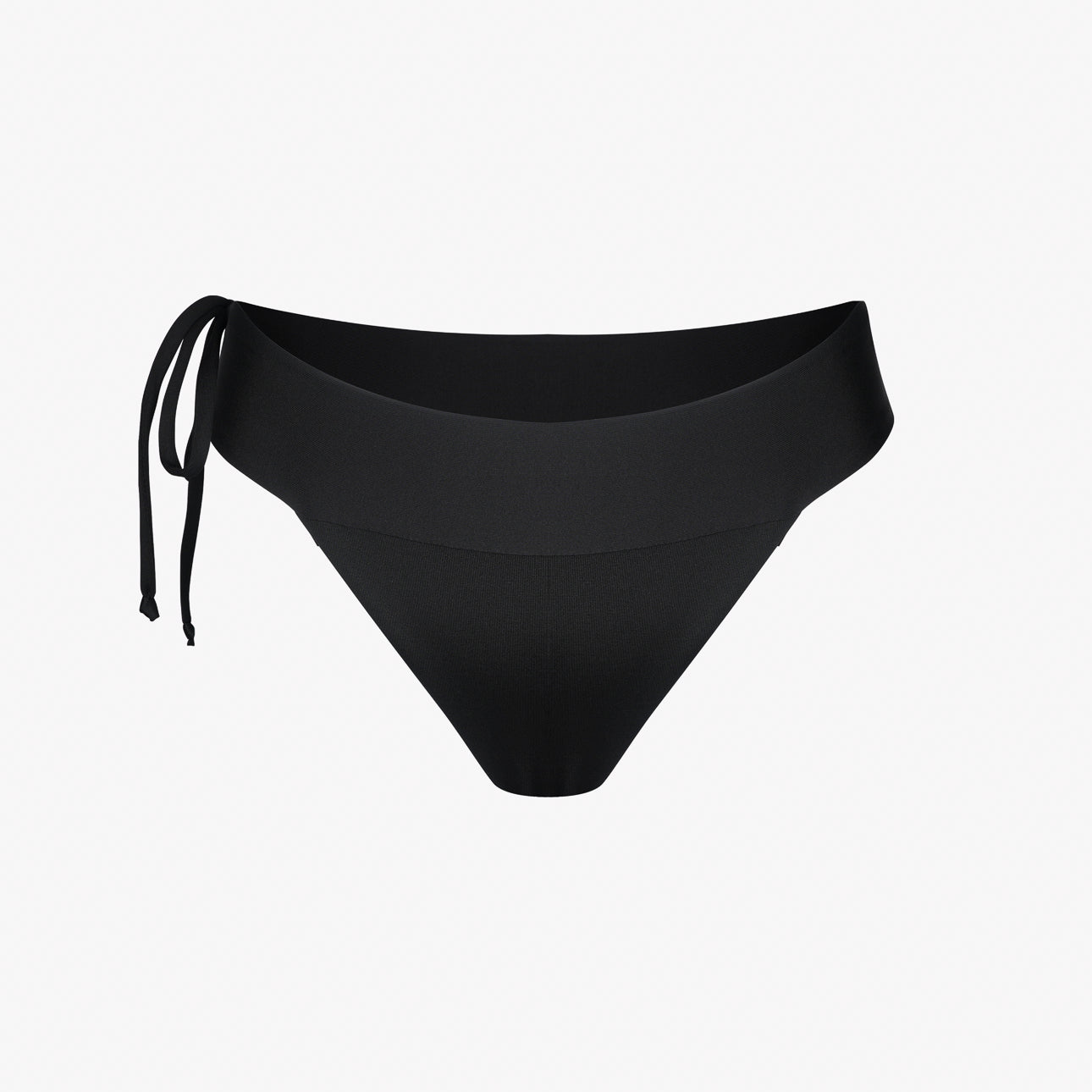 Die Serene Surf Bikinihose von Main Design bietet einen minimalistischen schwarzen Look mit einer Schleife auf der linken Seite für eine verstellbare Passform. Sie ist aus chlorresistentem Stoff und recycelten Materialien gefertigt und ideal als Badebekleidung vor einem schlichten weißen Hintergrund.