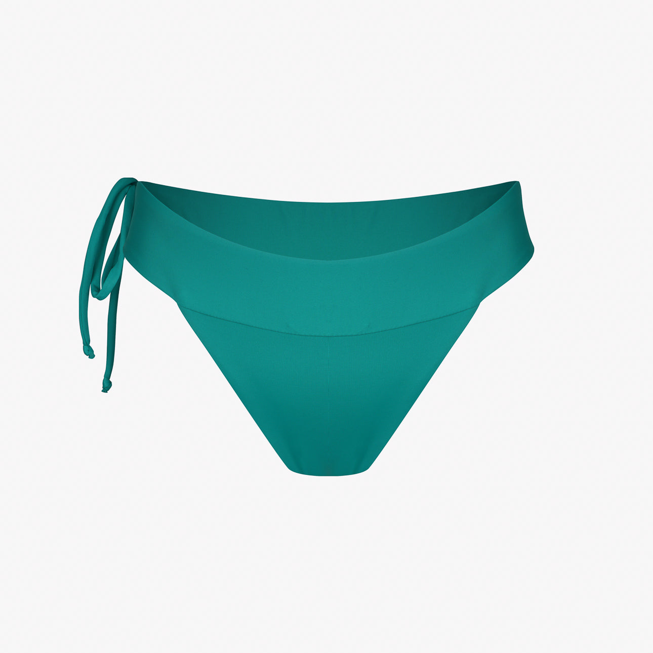 Die Serene Surf Bikinihose von Main Design ist eine grüne Badehose mit Bindedetail auf der linken Seite. Sie besteht aus chlorbeständigem Stoff für lange Haltbarkeit am Strand. Das glatte, dehnbare Material eignet sich perfekt für Bademode, und der schlichte weiße Hintergrund betont die leuchtende Farbe.