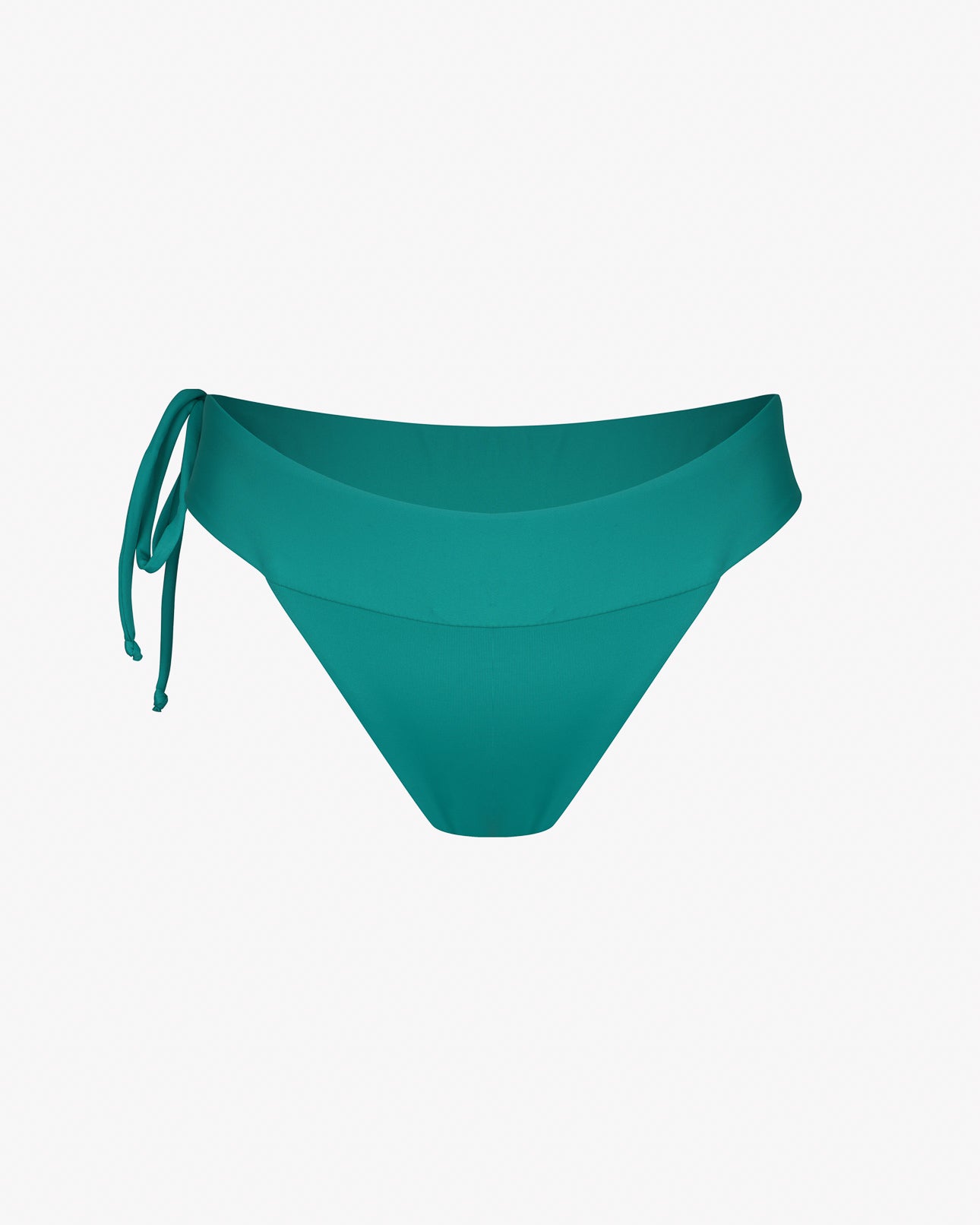 Die Serene Surf Bikinihose von Main Design ist eine grüne Badehose mit Bindedetail auf der linken Seite. Sie besteht aus chlorbeständigem Stoff für lange Haltbarkeit am Strand. Das glatte, dehnbare Material eignet sich perfekt für Bademode, und der schlichte weiße Hintergrund betont die leuchtende Farbe.