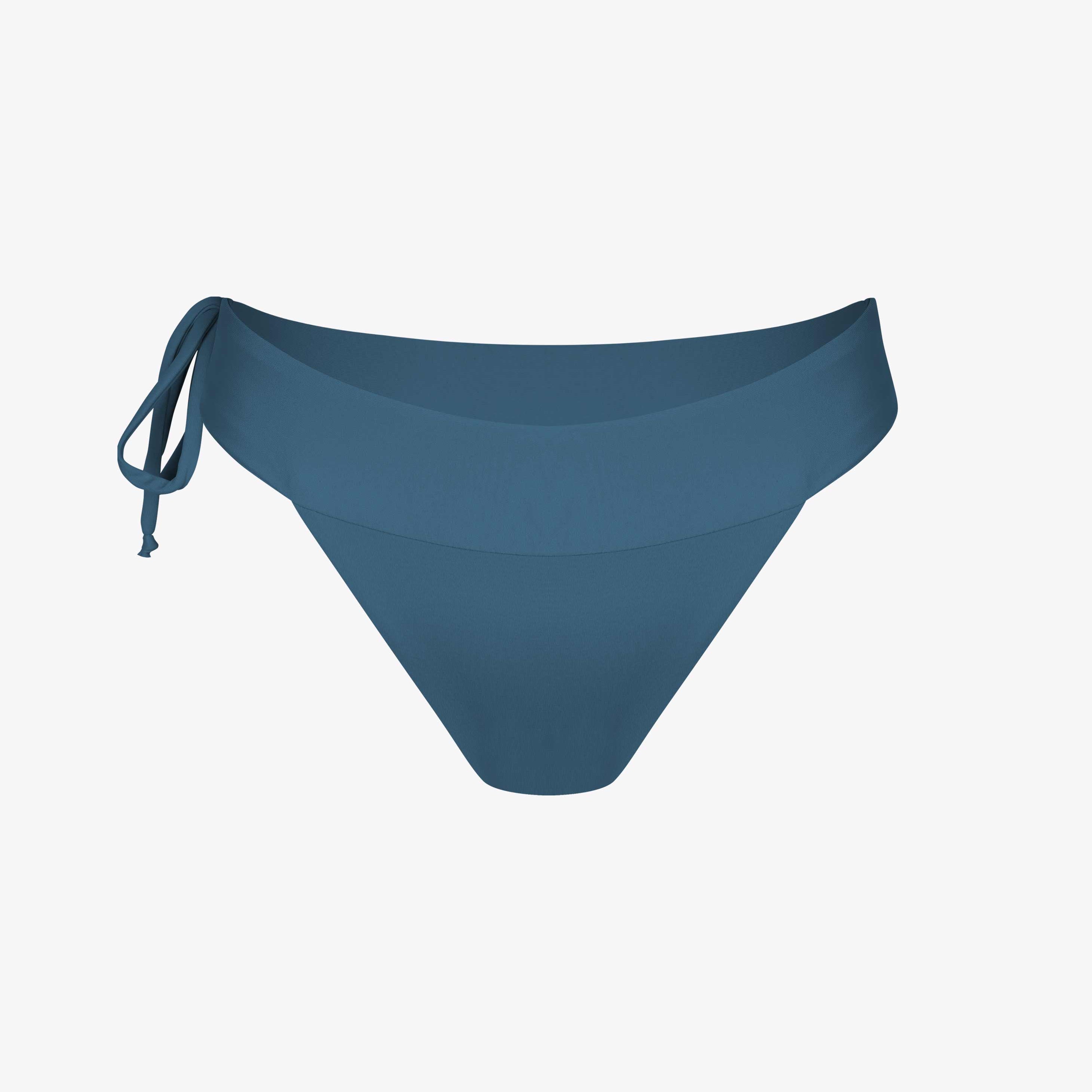 Die Serene Surf Bikini Hose von Main Design hat einen breiten Bund und ein verstellbares Band an der linken Seite. Sie ist aus chlorbeständigem, recyceltem Stoff hergestellt und auf einem einfarbig weißen Hintergrund abgebildet.