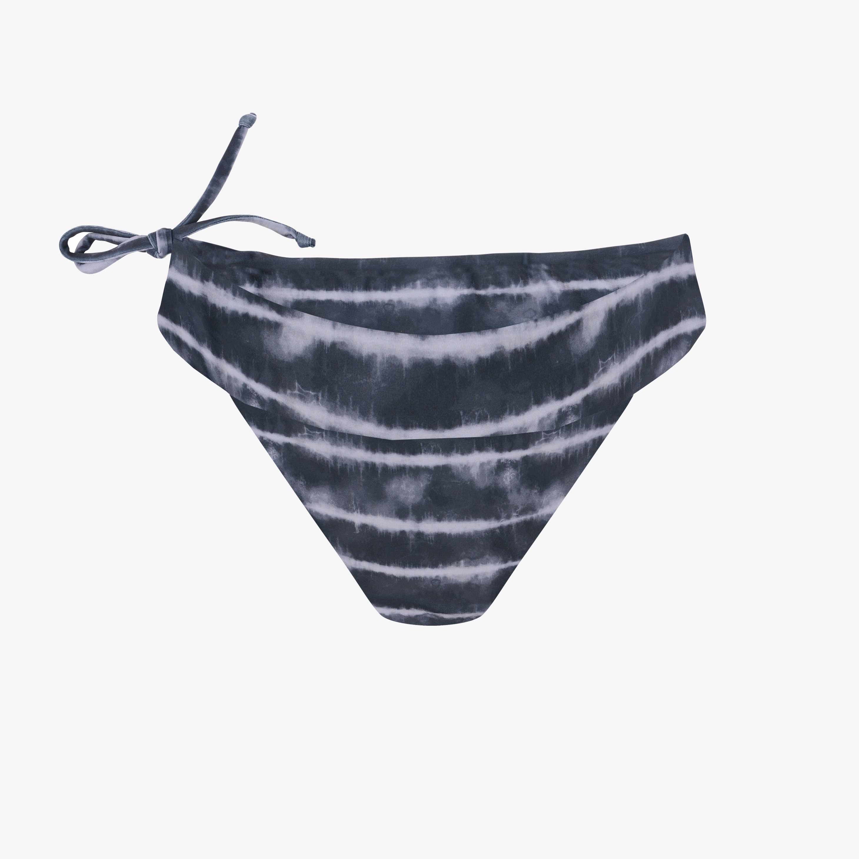 Die Serene Surf Bikini Hose von Main Design zeichnet sich durch chlorresistenten Stoff, ein dunkelgraues und weißes Tie-Dye-Muster und eine linke Seitenkrawatte aus, die vor einem schlichten weißen Hintergrund gezeigt wird.