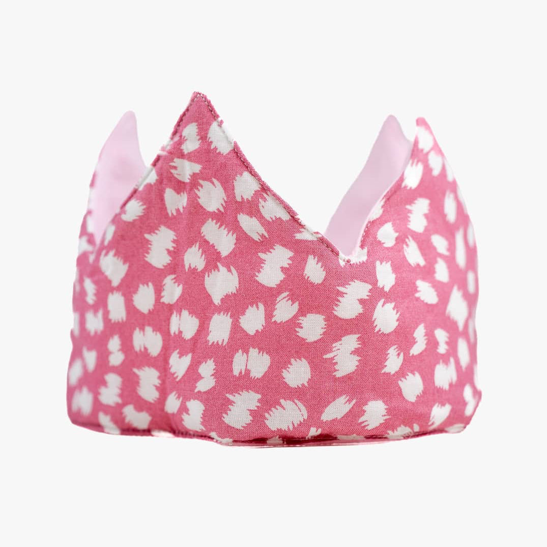 Die Stoffkrone von Several Needs reversibel von Main Design besteht aus zartrosa Stoff mit weißen Tupfen, spitzen Spitzen und einem hellrosa Futter, das in Bali handgemacht ist. Ideal als wendbare Krone für Kinder für phantasievollen Verkleidungsspaß.