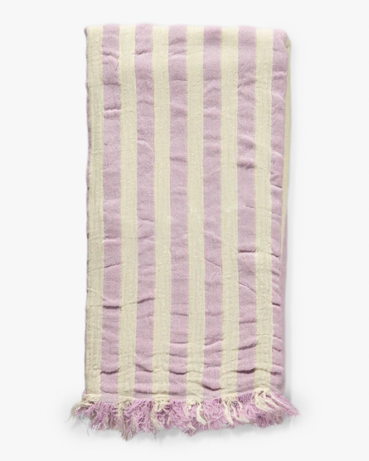 Das Strandtuch Melody von Main Design ist ein gefaltetes, rechteckiges Hamamtuch mit vertikalen hellvioletten und cremefarbenen Streifen aus recycelter Baumwolle und kurzen Fransen am Ende.