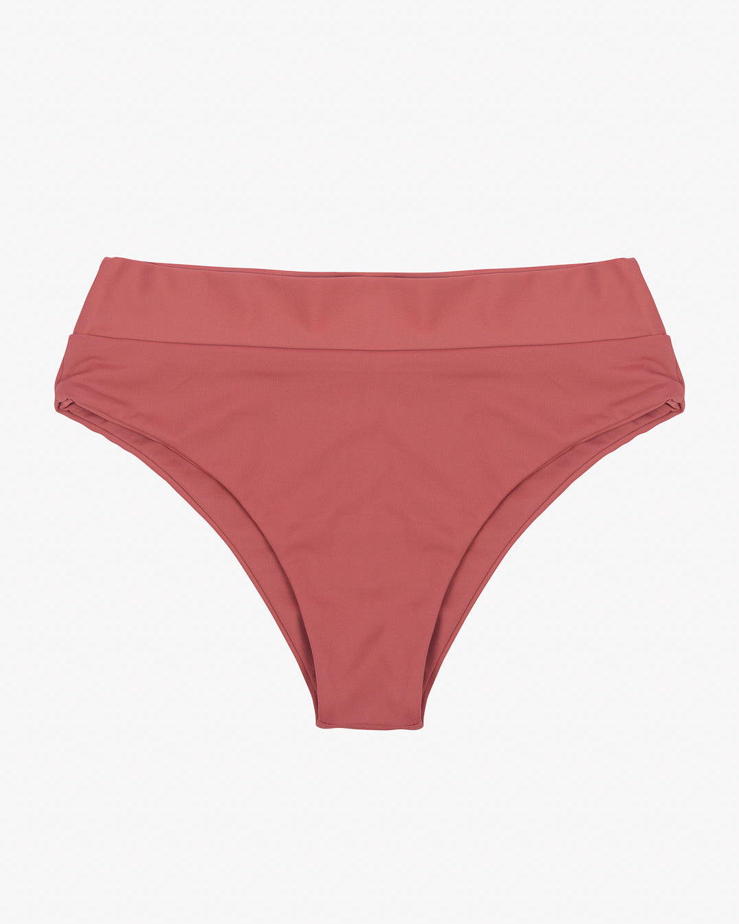 Ein Paar hoch taillierte korallenrosa Alice Bikinihosen von Main Design mit breitem Bund und glatter, nahtloser Verarbeitung, flach auf einem schlichten weißen Hintergrund. Ideal für alle, die eine nachhaltigere Bikini-Option für ihre Sommergarderobe suchen.