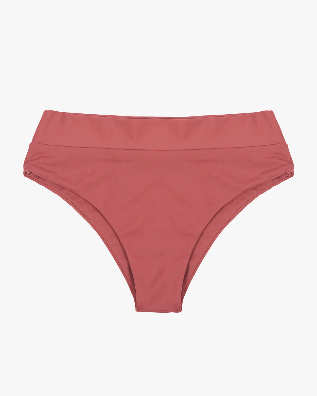 Ein Paar hoch taillierte korallenrosa Alice Bikinihosen von Main Design mit breitem Bund und glatter, nahtloser Verarbeitung, flach auf einem schlichten weißen Hintergrund. Ideal für alle, die eine nachhaltigere Bikini-Option für ihre Sommergarderobe suchen.