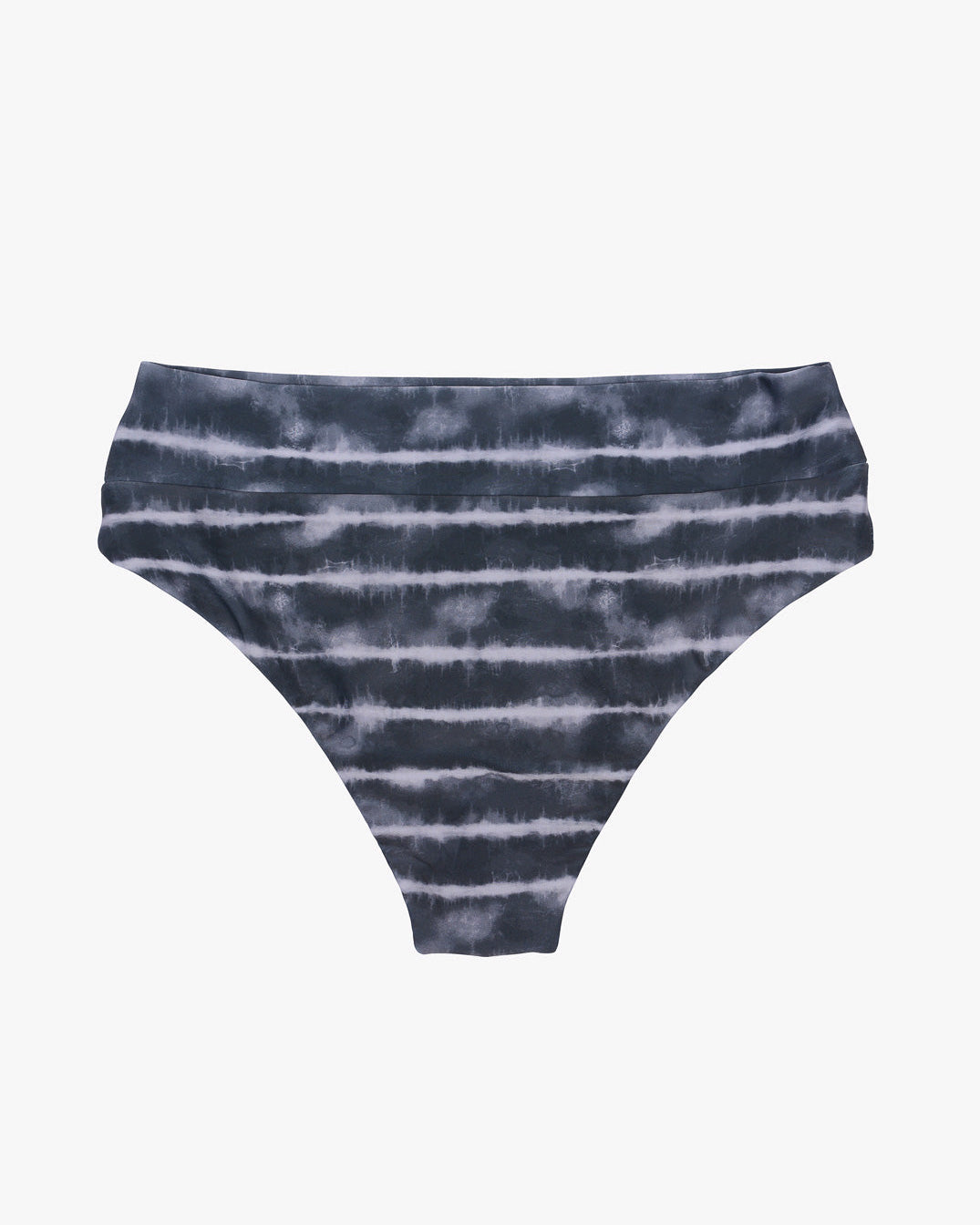 Ein Paar hoch taillierte Damen-Bikinihosen mit einem monochromen Batikmuster mit horizontalen Streifen. Die Farben sind verschiedene Schattierungen von Schwarz, Grau und Weiß. Diese Main Design Alice Bikinihose ist vor einem schlichten weißen Hintergrund zu sehen.