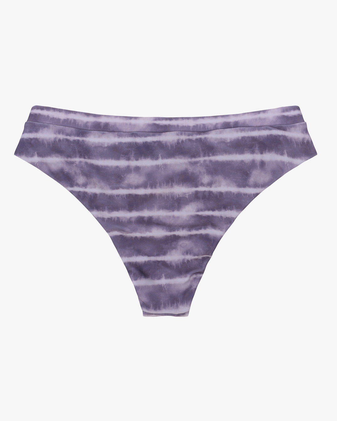 Ein Paar Ember Bikinihosen für Damen mit einem lila-weißen Batikmuster von Main Design. Der Stoff hat eine glatte Textur und die Hose hat einen klassischen Schnitt mit mittlerer Taille. Diese nahtlosen Ember Bikinihosen sind aus recycelten Materialien gefertigt und bieten Komfort und sind gleichzeitig umweltfreundlich. Der Hintergrund ist schlicht weiß.