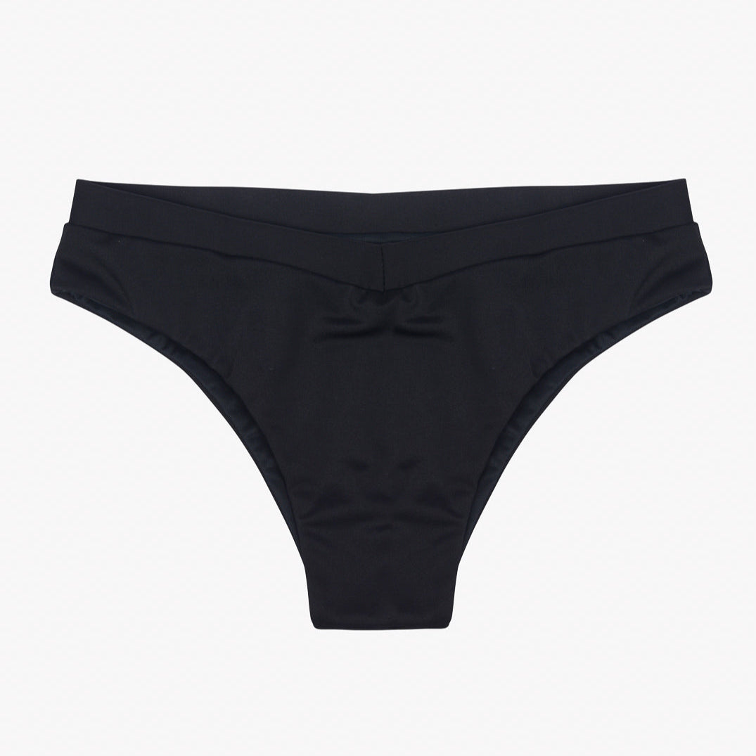 Ein Paar schwarze Main Design Ember Bikinihosen ist vor einem schlichten weißen Hintergrund abgebildet. Das Design ist schlicht, ohne sichtbare Muster oder Verzierungen, aus recycelten Materialien gefertigt und somit eine umweltfreundliche Wahl.