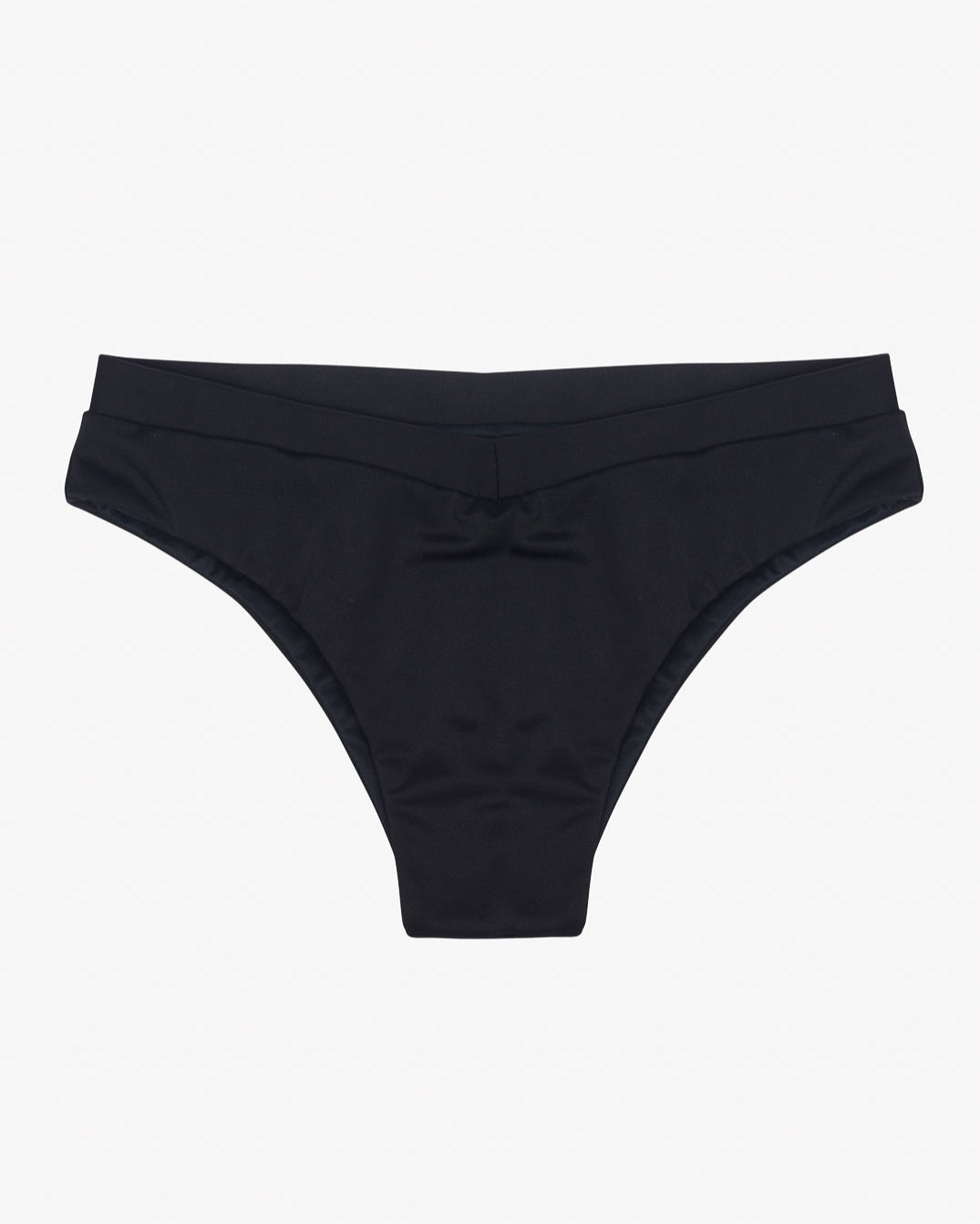 Ein Paar schwarze Main Design Ember Bikinihosen ist vor einem schlichten weißen Hintergrund abgebildet. Das Design ist schlicht, ohne sichtbare Muster oder Verzierungen, aus recycelten Materialien gefertigt und somit eine umweltfreundliche Wahl.
