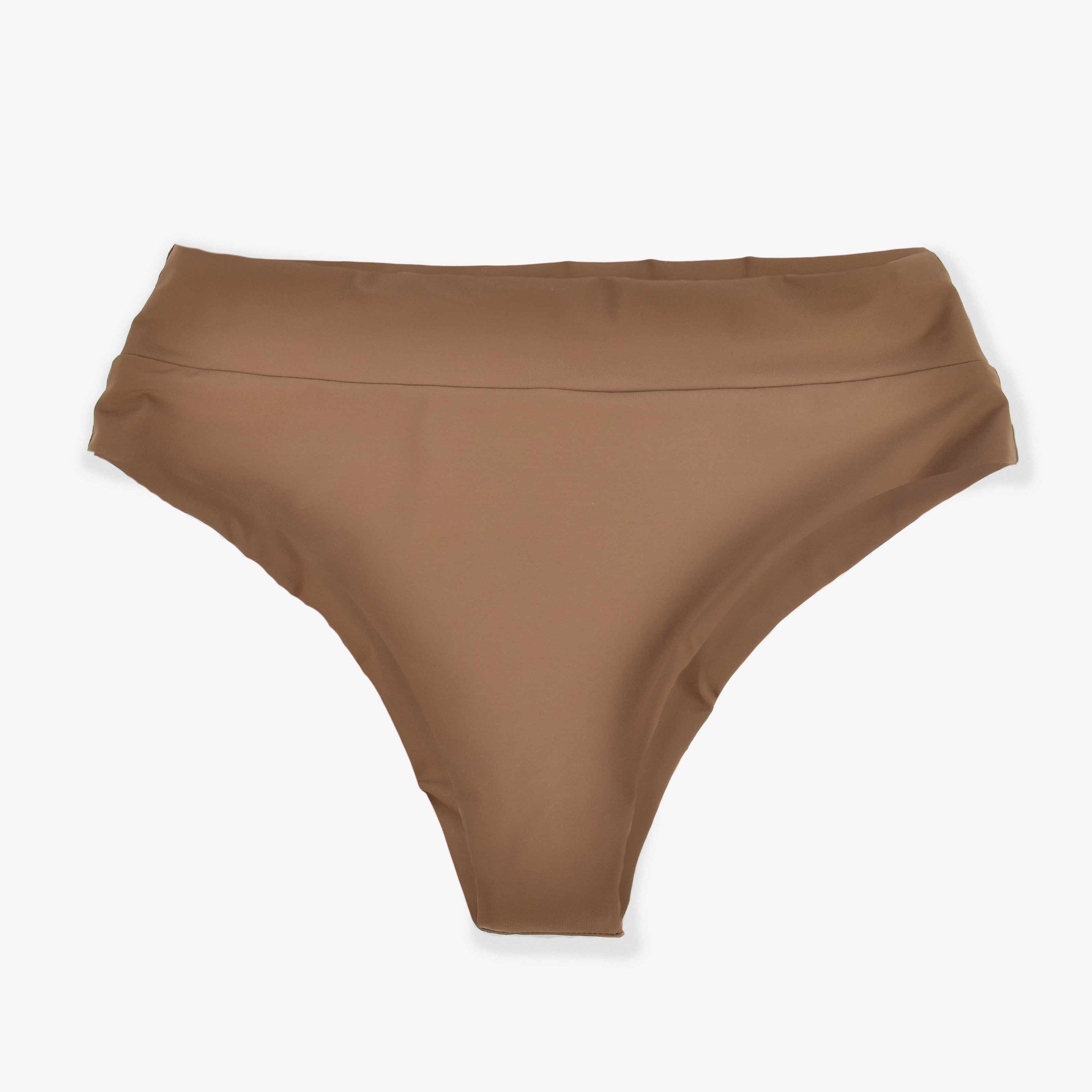 Die Alice Bikinihose von Main Design ist aus nachhaltigen Materialien in einem braunen, hoch taillierten Stil gefertigt und zeigt ein einfaches und glattes Design auf einem schlichten weißen Hintergrund.