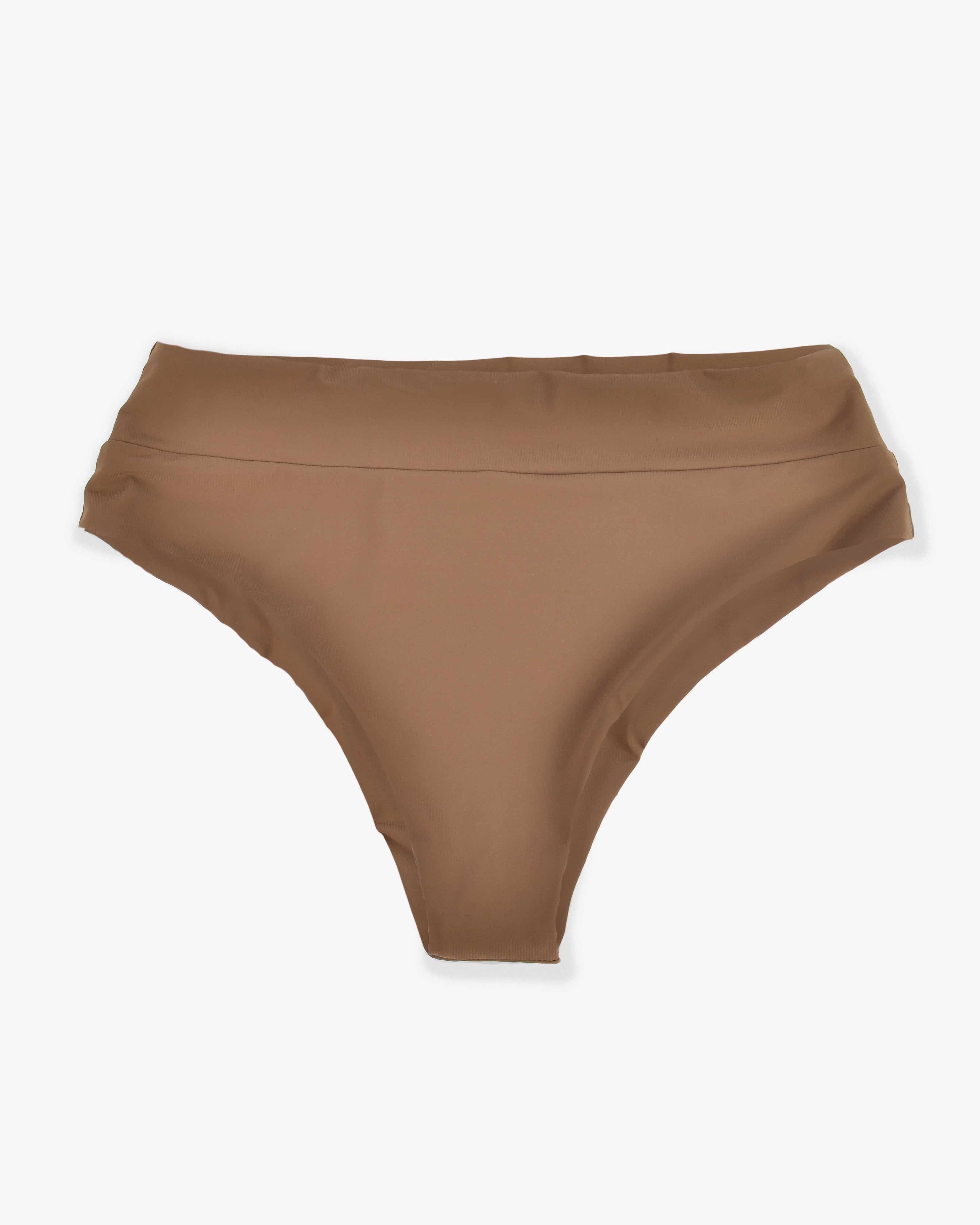 Die Alice Bikinihose von Main Design ist aus nachhaltigen Materialien in einem braunen, hoch taillierten Stil gefertigt und zeigt ein einfaches und glattes Design auf einem schlichten weißen Hintergrund.