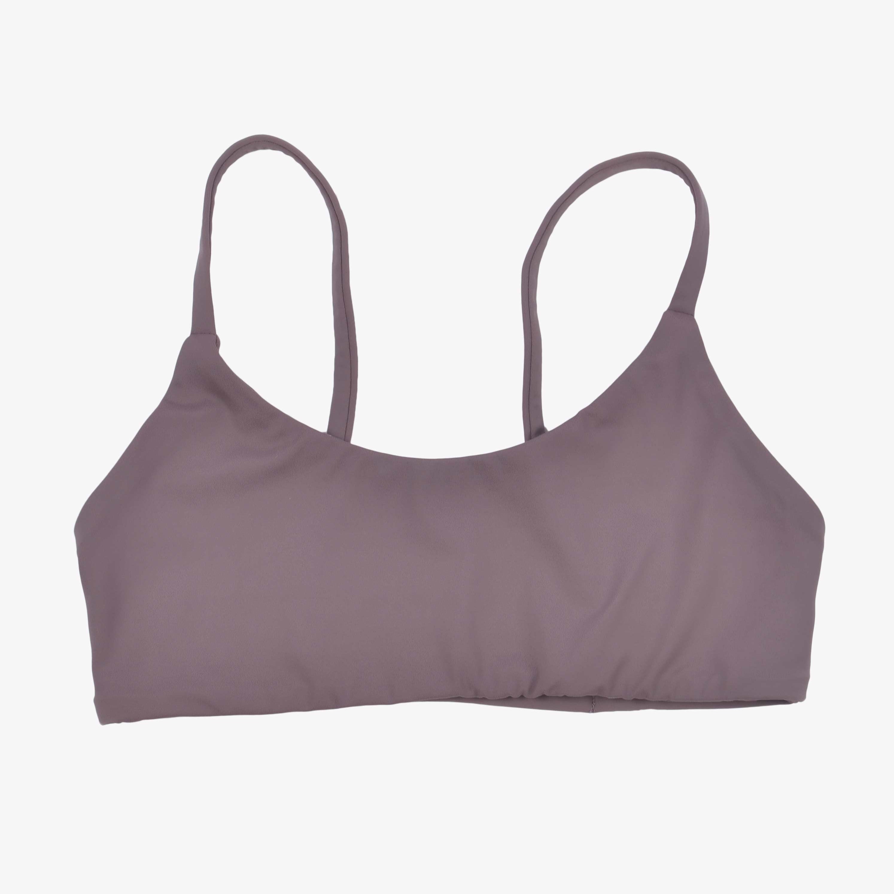 Das Sassy Bikini-Top von Main Design präsentiert sich auf einem schlichten weißen Hintergrund und zeichnet sich durch ein nahtloses Design mit dünnen Trägern in Mauve aus. Es besteht aus recycelten Materialien und strahlt Stil und Nachhaltigkeit aus, frei von sichtbaren Logos oder Mustern.