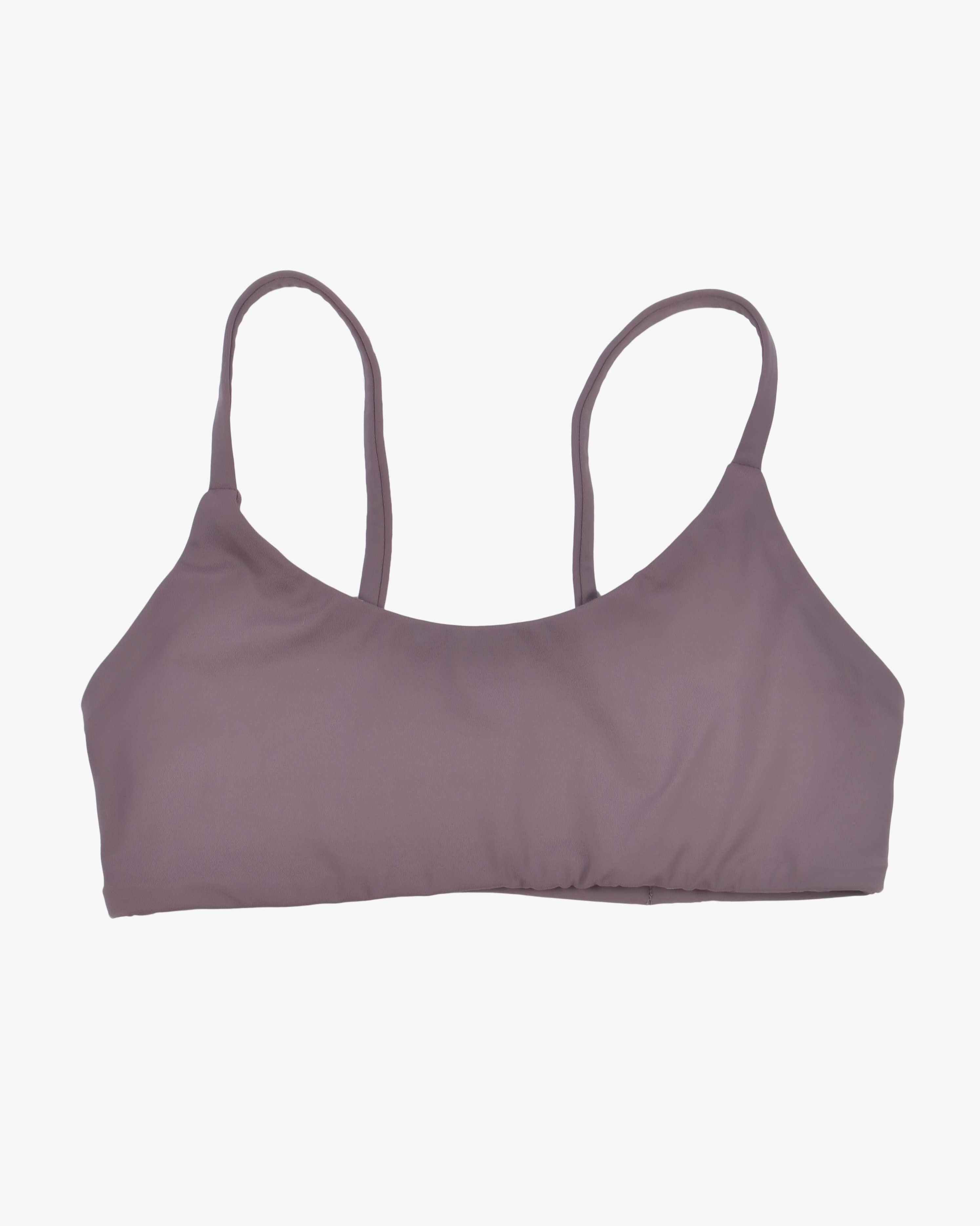 Das Sassy Bikini-Top von Main Design präsentiert sich auf einem schlichten weißen Hintergrund und zeichnet sich durch ein nahtloses Design mit dünnen Trägern in Mauve aus. Es besteht aus recycelten Materialien und strahlt Stil und Nachhaltigkeit aus, frei von sichtbaren Logos oder Mustern.