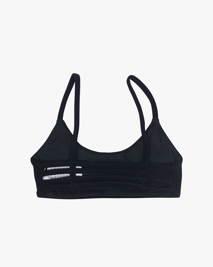 Das Sassy Bikini-Top von Main Design besteht aus einem schwarzen Bralette mit dünnen Trägern und ausgeschnittenen Seiten aus recycelten Materialien auf weißem Hintergrund.