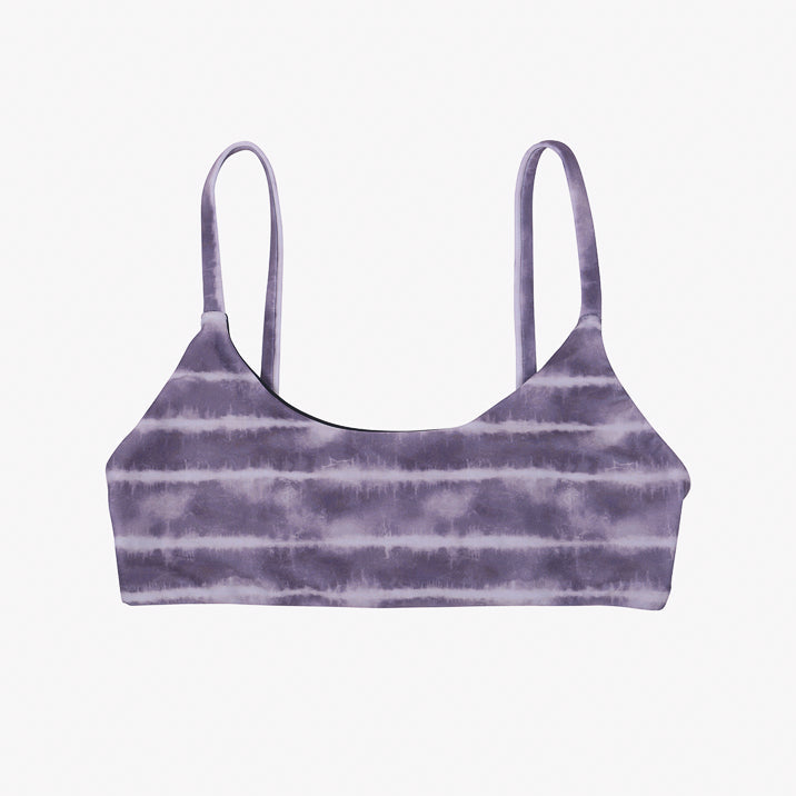 Das Sassy Bikini-Top von Main Design ist ein lila Batik-Bralette aus recycelten Materialien mit dünnen, verstellbaren Trägern und einem nahtlosen Design mit horizontalen Streifen in verschiedenen Lilatönen auf schlichtem weißen Hintergrund.