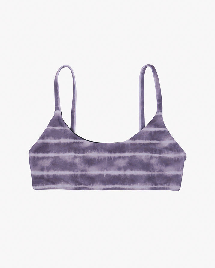 Das Sassy Bikini-Top von Main Design ist ein lila Batik-Bralette aus recycelten Materialien mit dünnen, verstellbaren Trägern und einem nahtlosen Design mit horizontalen Streifen in verschiedenen Lilatönen auf schlichtem weißen Hintergrund.