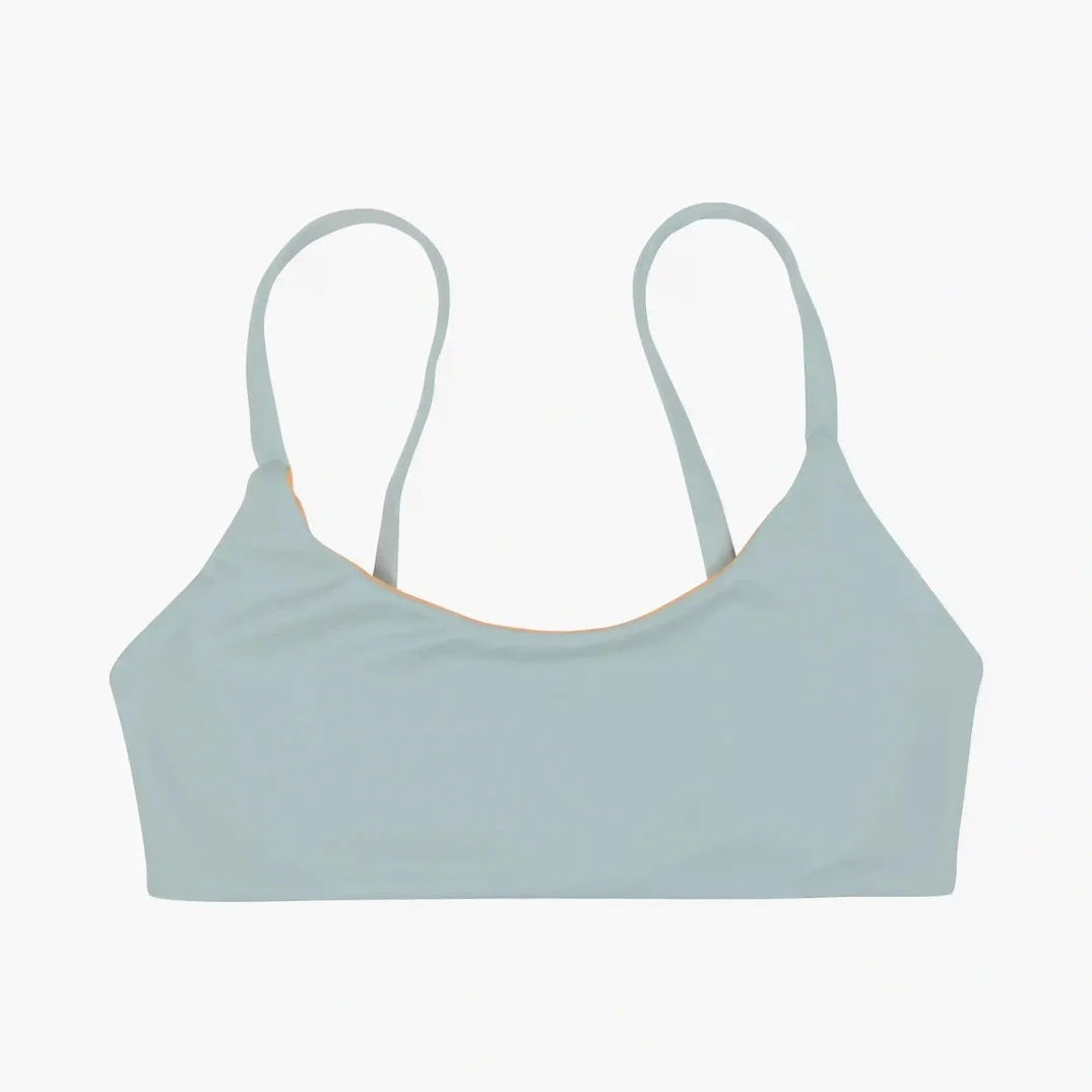 Freches wendbares Bikini-Oberteil in Hellblau mit dünnen Trägern, gefertigt aus nachhaltigen Materialien von Main Design, abgebildet auf weißem Hintergrund.