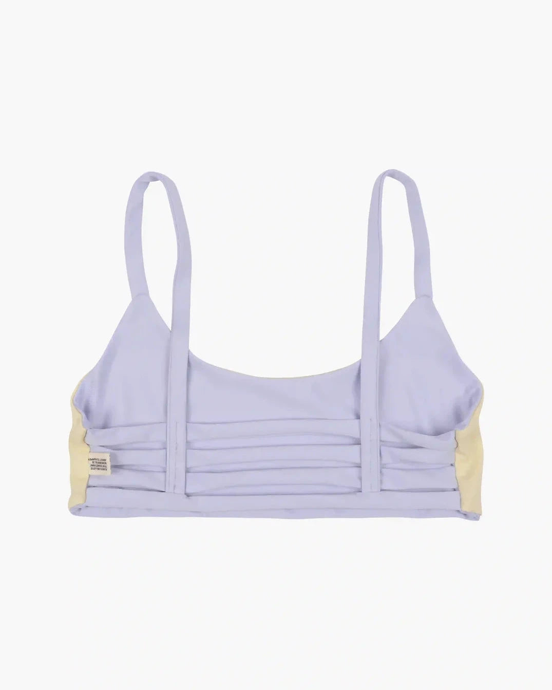 Wir präsentieren das Sassy Bikini Oberteil Reversibel von Main Design: ein stylisches lavendelfarbenes Bikinioberteil mit dünnen Trägern und einer schicken gerippten Textur auf der Vorderseite, die mühelos durch beige Seitenteile ergänzt wird. Dieses aus nachhaltigen Materialien gefertigte Stück ist sowohl modisch als auch umweltfreundlich.