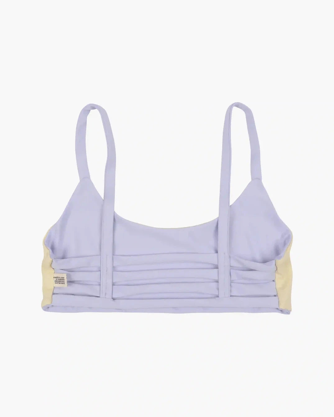 Wir präsentieren das Sassy Bikini Oberteil Reversibel von Main Design: ein stylisches lavendelfarbenes Bikinioberteil mit dünnen Trägern und einer schicken gerippten Textur auf der Vorderseite, die mühelos durch beige Seitenteile ergänzt wird. Dieses aus nachhaltigen Materialien gefertigte Stück ist sowohl modisch als auch umweltfreundlich.