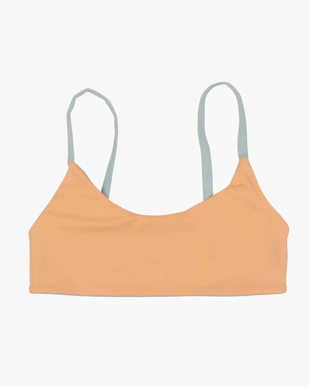 Ein leuchtend orangefarbenes „Sassy Bikini Oberteil reversibel“ von Main Design mit eleganten blauen Trägern auf schlichtem weißem Hintergrund. Dieses minimalistische Stück verfügt über einen wendbaren Rundhalsausschnitt und eine nahtlose Konstruktion aus nachhaltigen Materialien.