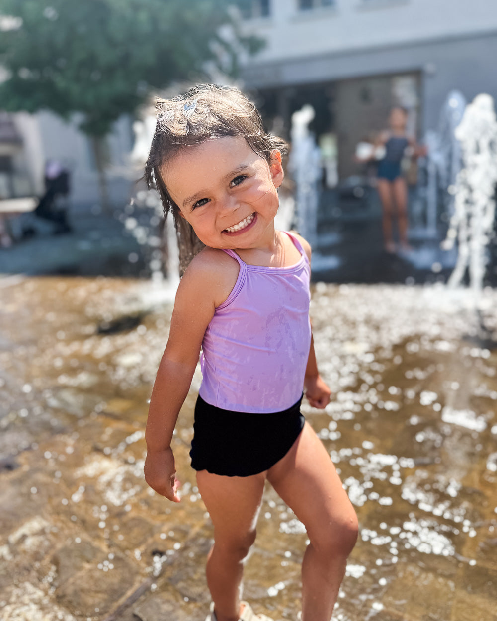 Mädchen am Strand in Kinderbademode