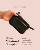 Eine Hand hält eine kleine Main Design Leder Geldbörse Bern mit einem goldenen Reißverschluss vor einem hellrosa Hintergrund. Der Text lautet: "Leder Geldbörse. Schlank, minimalistisch, einfach. 100% handgefertigt. Italienisches Leder. 14 x 9 x 1 cm.