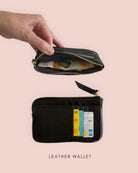 Eine Hand öffnet eine schwarze Main Design Leder Geldbörse Bern mit Bargeld im Innern; darunter befindet sich eine Brieftasche mit mehreren Karten und einem Reißverschlussfach auf einem hellrosa Hintergrund. Der Text lautet "LEDER GELDBÖRSE.