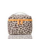 Das „Aloha Reise-Necessaire“ aus der Aloha-Kollektion – eine rechteckige, beigefarbene Kosmetiktasche mit braunen Leopardenflecken, orangefarbenem Reißverschluss und Reißverschlusszügen sowie einem Tragegriff an der Oberseite – wird vor weißem Hintergrund gezeigt.