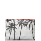 Der „Aloha Mid Pouch“ aus der Aloha-Kollektion ist ein rechteckiger, weißer Beutel mit einem roten Reißverschluss und einer schwarzen Palmen-Silhouette, die sich vor einem schlichten weißen Hintergrund abhebt.