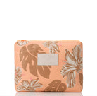Die „Aloha Collection Aloha Max Pouch“ in Pfirsichfarbe ist mit einem braun-weißen Print aus tropischen Blättern und Hibiskusblüten sowie einem rechteckigen Logo-Aufnäher auf der Vorderseite versehen und eignet sich perfekt als Bikini-Tasche oder als Organizer für den Koffer.