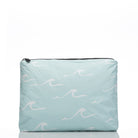 Der „Aloha Mid Pouch“ aus der Aloha-Kollektion in Hellblau mit einem dezenten weißen Wellenmuster steht aufrecht vor einem schlichten weißen Hintergrund.