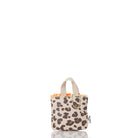 Die „Aloha Collection Aloha Tiny Tripper“ ist eine schicke beigefarbene Tragetasche mit braunem und schwarzem Leopardenmuster, beigen Henkeln und einem orangefarbenen Reißverschluss – ideal zum Transportieren der wichtigsten Dinge. Hier vor weißem Hintergrund abgebildet.
