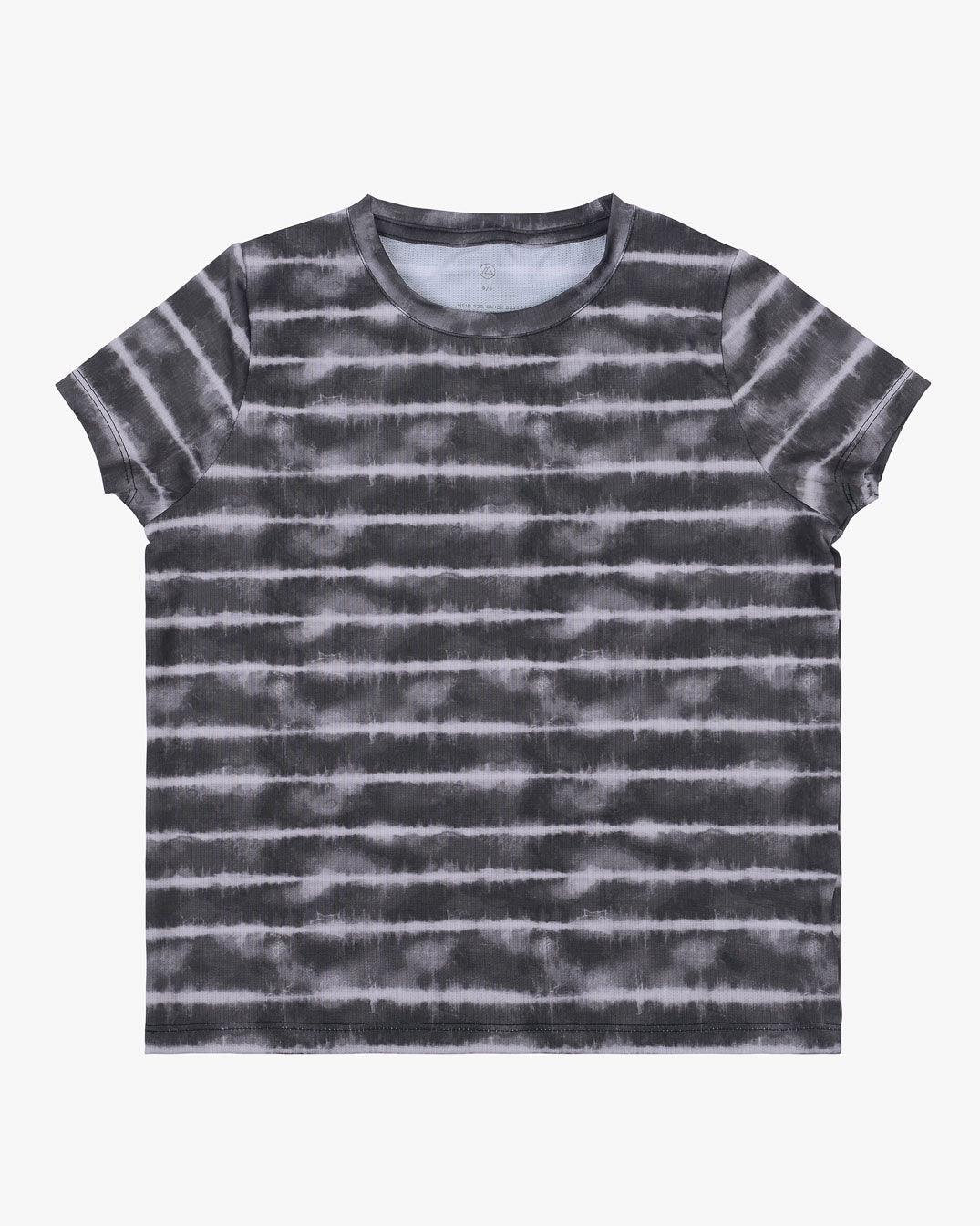 Ein kurzärmliges Lush UV Surf Shirt von Main Design mit einem schwarz-weißen Batikmuster. Das Shirt weist horizontale Streifen auf, die durch den Batikeffekt entstehen und ihm einen lässigen und stilvollen Look verleihen. Dieses Stück der Artist Collection besticht durch einen schlichten weißen Hintergrund, der das T-Shirt-Design hervorhebt.