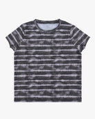 Ein kurzärmliges Lush UV Surf Shirt von Main Design mit einem schwarz-weißen Batikmuster. Das Shirt weist horizontale Streifen auf, die durch den Batikeffekt entstehen und ihm einen lässigen und stilvollen Look verleihen. Dieses Stück der Artist Collection besticht durch einen schlichten weißen Hintergrund, der das T-Shirt-Design hervorhebt.