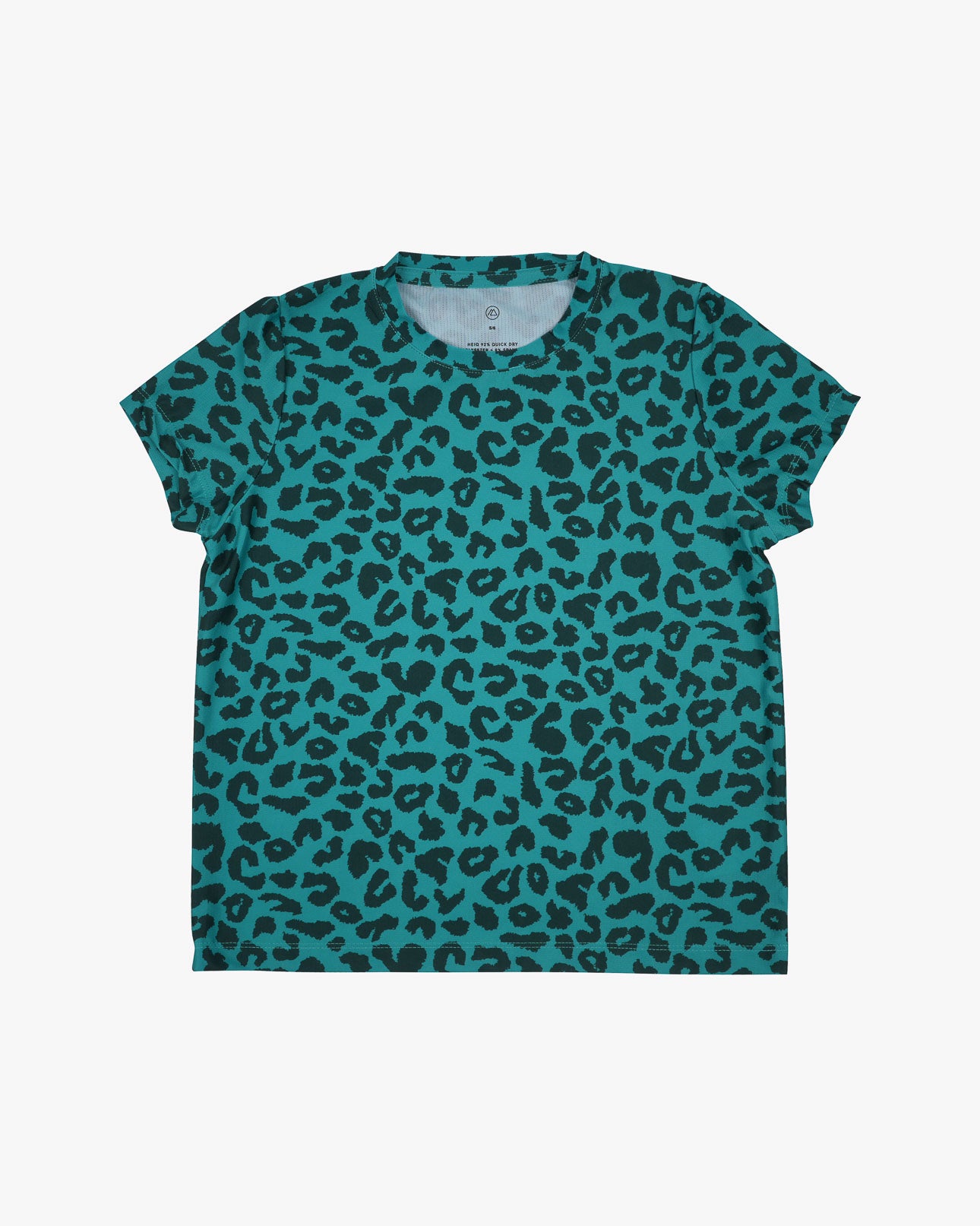 Das Aina Kinder UV-Shirt von Main Design ist ein kurzärmeliges T-Shirt mit einem blaugrünen und schwarzen Leopardenmuster auf weißem Hintergrund aus nachhaltigem Stoff.