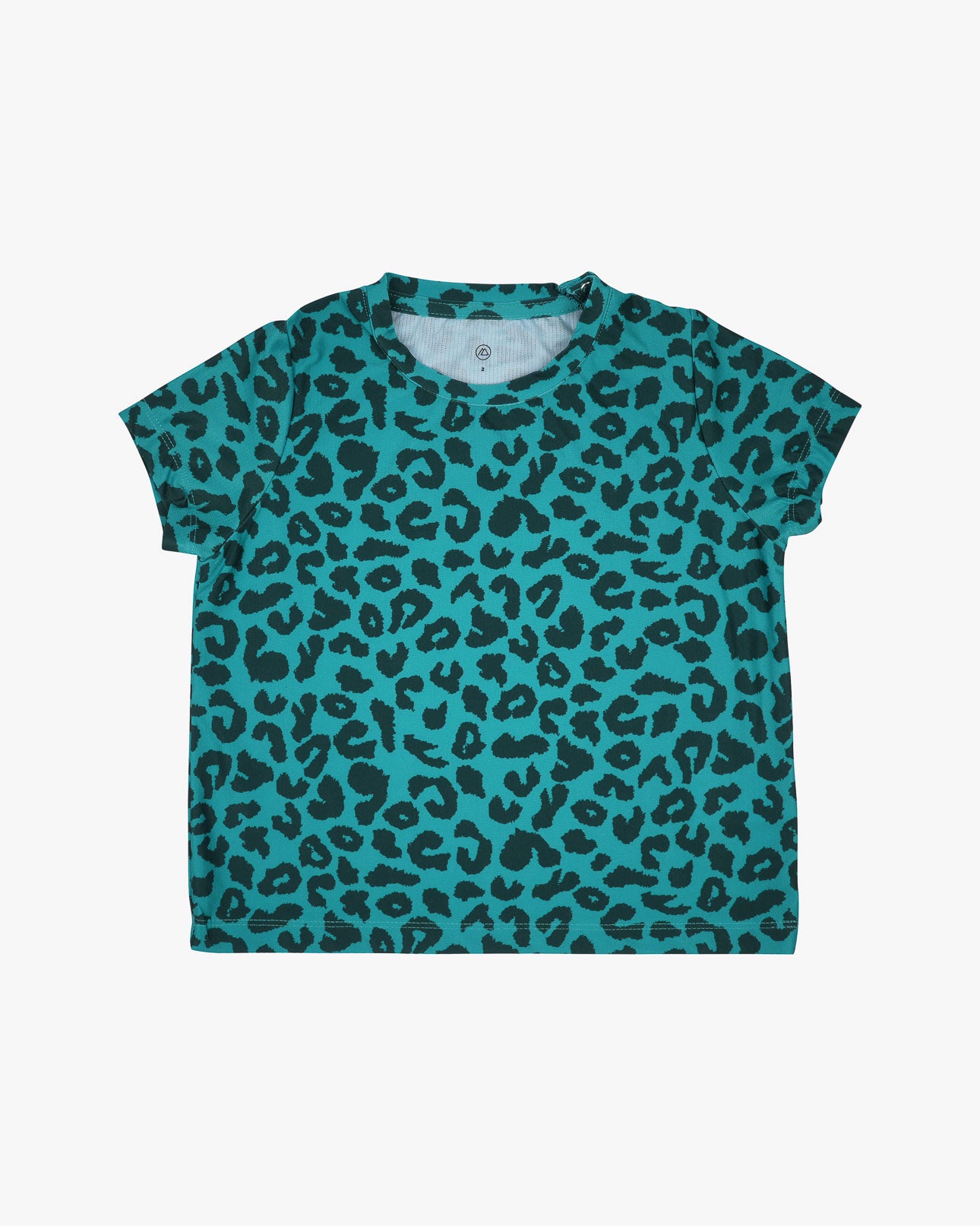Das Main Design Aina Kinder UV-Shirt ist ein kurzärmliges T-Shirt mit einem trendigen blaugrünen Leopardenmuster auf Weiß und bietet LSF 50+-Schutz für sonnige Tage.