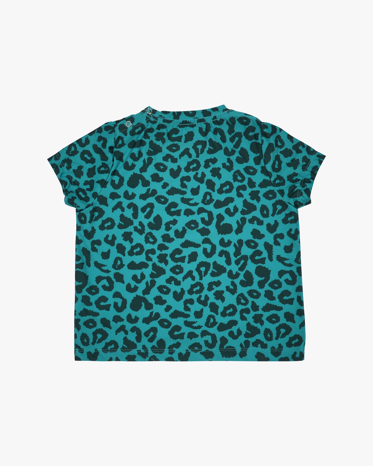 Das Aina Kinder UV-Shirt von Main Design ist ein türkisfarbenes Kurzarmshirt mit schwarzem Leopardenmuster auf weißem Grund aus nachhaltigem Stoff. Als Kinder UV-Surfshirt bietet es UPF 50+ Schutz für optimalen Sonnenschutz.