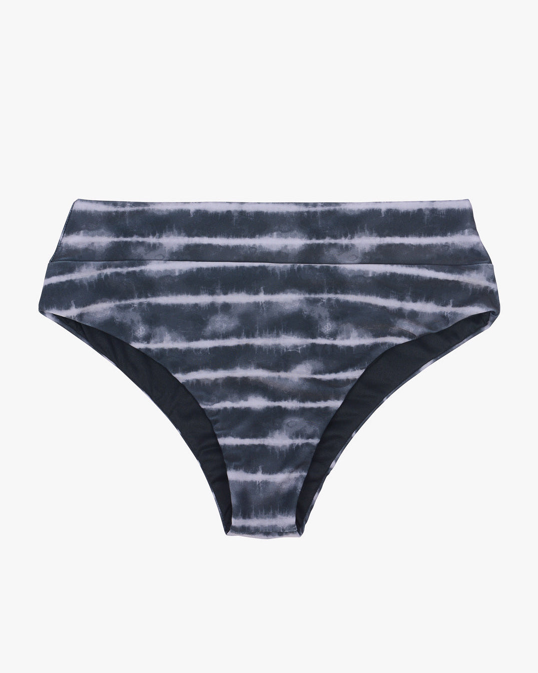 Ein Paar Bikinihosen für Damen mit hoher Taille und einem schwarz-weißen Batikmuster. Der Stoff wirkt glatt und leicht glänzend, und die Hose hat ein einfaches, nahtloses Design mit mäßiger Bedeckung, perfekt für alle, die eine modische und dennoch nachhaltigere Bikini-Option suchen, Alice Bikinihose von Main Design.