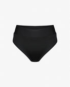 Die Alice Bikinihose von Main Design ist eine schwarze, hoch taillierte Bademode aus chlorresistentem Stoff mit nahtlosem Design. Der breitere Bund sorgt für mehr Tragekomfort, während recycelte Materialien die Nachhaltigkeit betonen – ein schöner Kontrast zum schlichten weißen Hintergrund.