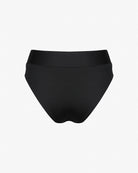 Die Alice Bikinihose von Main Design präsentiert sich in schlichtem Schwarz, umweltfreundlich und mit hoher Taille aus recycelten Materialien. Der glatte Stoff hebt sich elegant vom hellgrauen Hintergrund ab und unterstreicht seinen schlichten und zugleich eleganten Look.