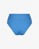 Main Design की Alice Bikini Hose शानदार रीसाइकिल सामग्री और chlorresistenter Stoff से बनी नीली High-Waisted महिलाओं की बिकिनी बॉटम है, जो सादे Ja पृष्ठभूमि पर प्रस्तुत की गई है।.