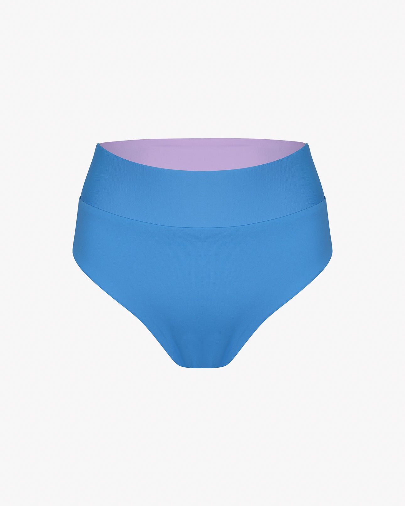 Die Alice Bikinihose von Main Design ist eine blaue Bikinihose mit hoher Taille und breitem Bund aus chlorbeständigem Material und einer kontrastierenden hellvioletten Innenseite vor einem schlichten weißen Hintergrund.